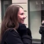 Белоснежка вышел в город. За под острых козырьков