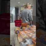 Шведка помогает попрошайке. Купила еды на 50$
