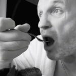 Вова купил часы за 9 к долларов